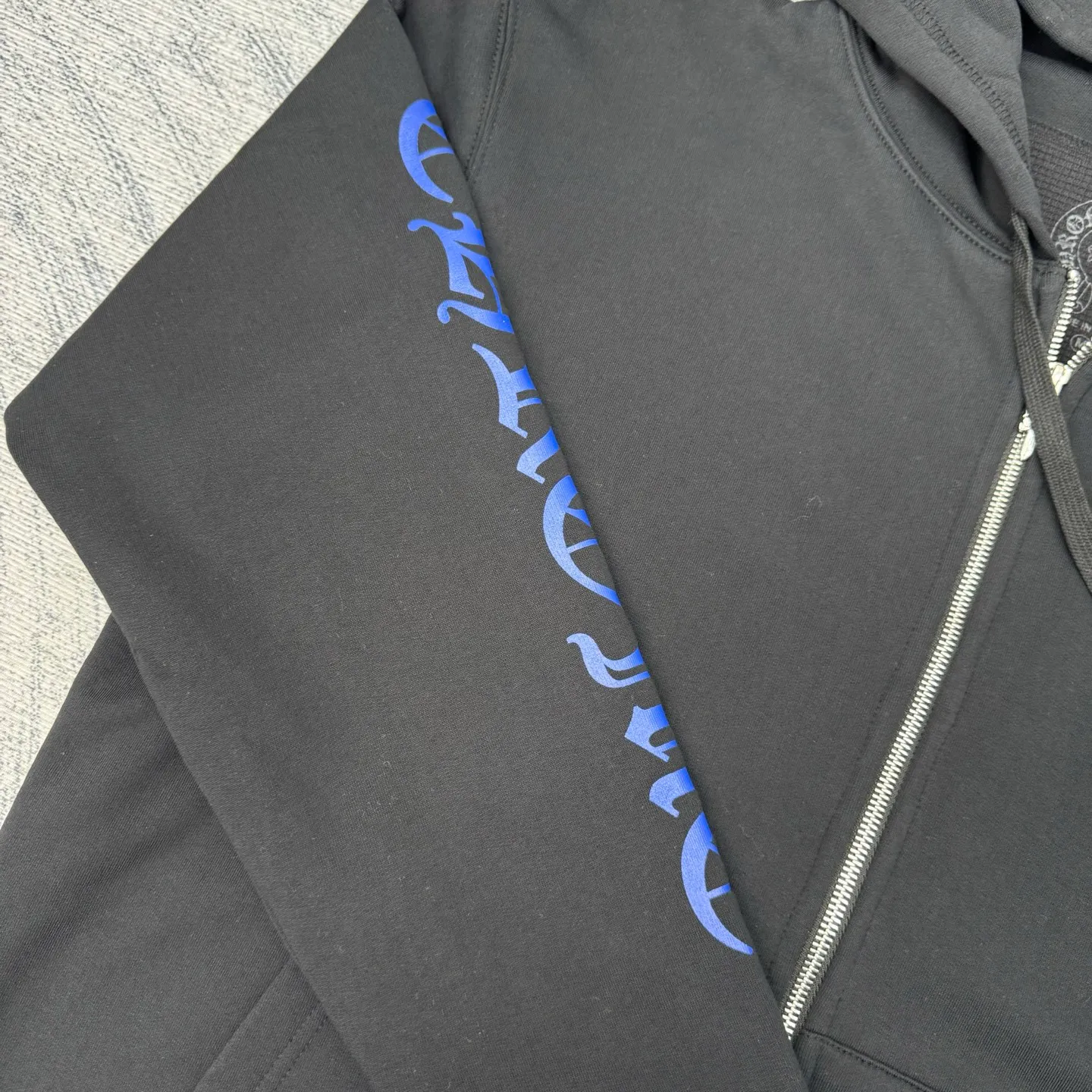 P490 Chrome Heart New Ch blue Sanskrit printed zipper hooded sweatshirt SIZE S/M/L/XL is made of high-quality cotton fabrics and has a loose shoulder cut that is not flattering on the figure. It can provide the wearer with a comfortable and comfortable wearing experience while creating a casual and lazy fashion atmosphere.